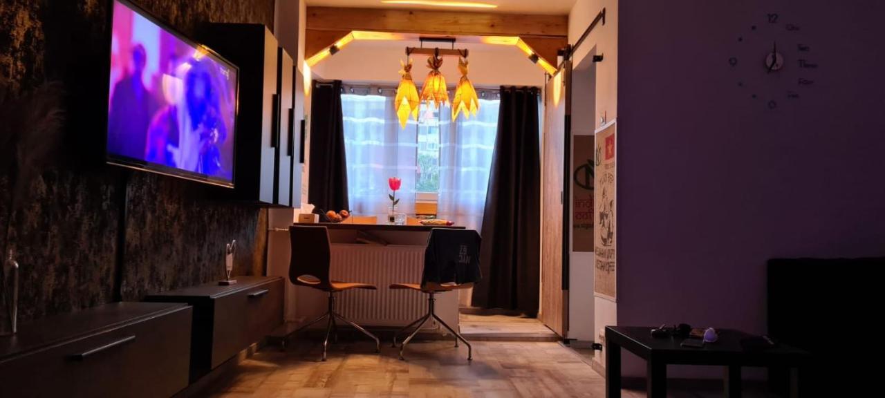 Tiki'S Bar Studio Bukarest Exteriör bild